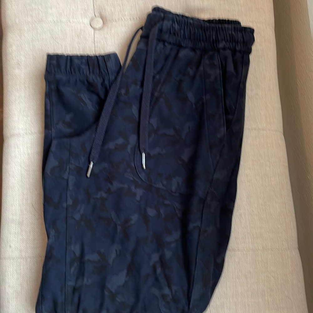 Athleta Farallon Jogger Black Camo Size 2P